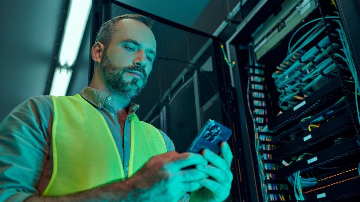 data-center-safety-mobile-technician